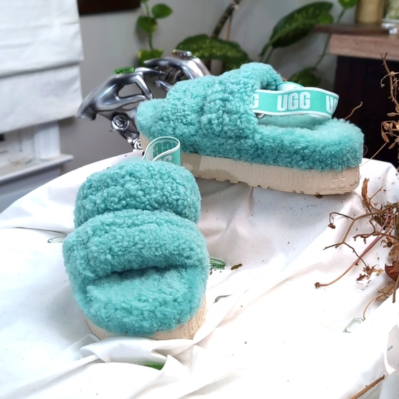 UGG Ladies green sandals - Picture 1 of 8